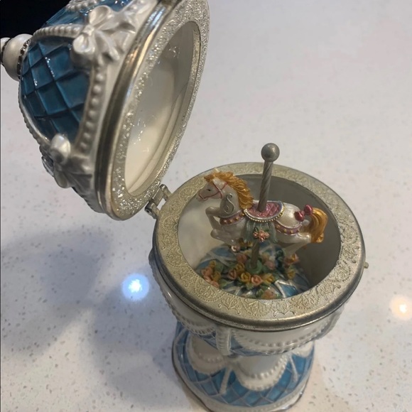 Vintage Carousel Horse Inside of Blue and White Egg Music Box - Picture 1 of 7